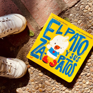 El pato y sus zapatos (Bilingual English and Spanish)